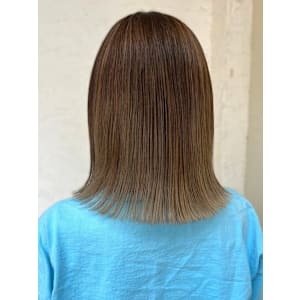 ブリーチ ハイトーン ブラウンベージュ 外ハネ 艶髪 20代