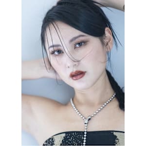 スタイリッシュなアップヘア