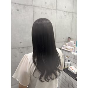 暗めグレージュ