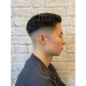 スキンフェード×くせ毛風束感パーマ【新宿/理容室/理容室】