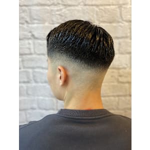 スキンフェード×くせ毛風束感パーマ【新宿/理容室/理容室】