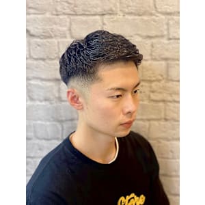 スキンフェード×くせ毛風束感パーマ【新宿/理容室/理容室】