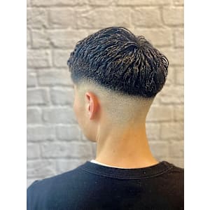 スキンフェード×くせ毛風束感パーマ【新宿/理容室/理容室】