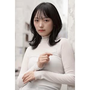 柔らかレイヤーミディで大人可愛いスタイル