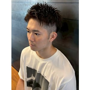 束感ショート 黒髪 ツーブロック 刈り上げ アップバング