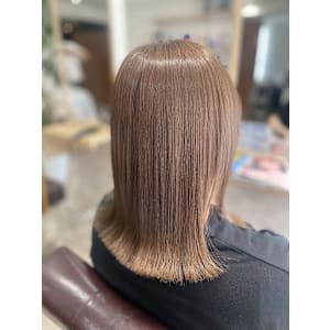 ベージュ×外はねボブ