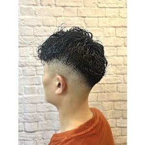 大人ミドルフェード×スペインカール【新宿/理容室/バーバー】