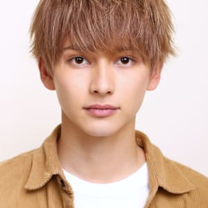 アッシュベージュ　長め前髪　センターパート