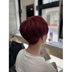 ビビッドなチェリーレッド × 美シルエットショート