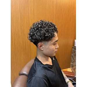 銀座　理容室　テーパーフェード　外国人風パーマスタイル