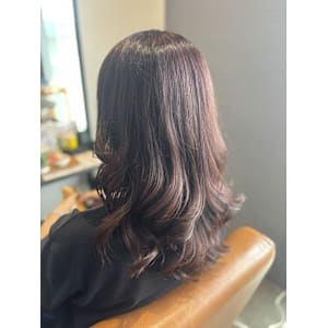 ツヤ感たっぷりのボルドー系カラー