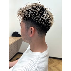 ホワイトベージュ ハイライトカラー ブリーチ 束感ショート