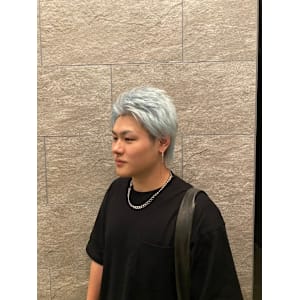 水色カラーで仕上げる　ツーブロックショートスタイル