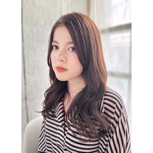 かきあげバングの華やかカールスタイル