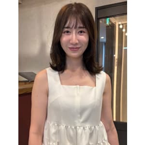 ミディアレイヤー アッシュブラウン 艶髪 髪質改善 外ハネ 