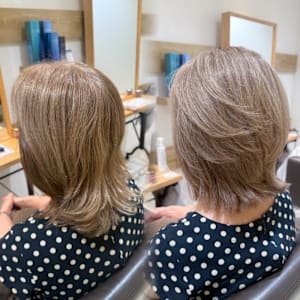 白髪ぼかし細めハイライト30代40代50代ブルーグレージュ - Mira by KENJE【ミラバイケンジ】掲載中