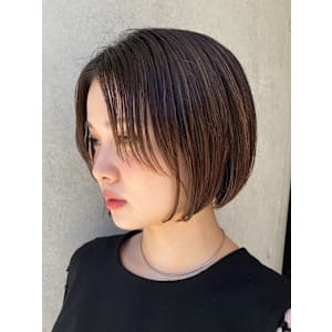 チョコレートカラー　ショートボブ　センターパート