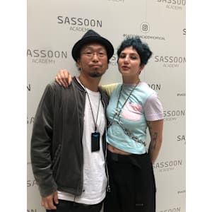 ブルーカラー＆ショートヘアスタイル