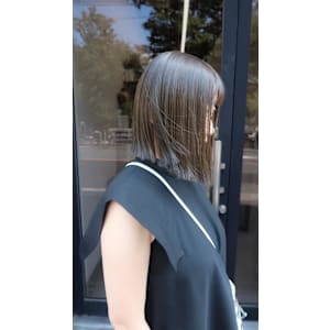 切りっぱなしボブとオリーブベージュ