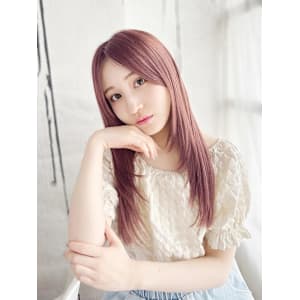 ハイトーンピンクの内巻きレイヤースタイル