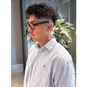 アップバング 刈り上げ ツイストパーマ 眉毛カット 束感