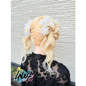 【ヘアセット】シアーリボンで華やかさ引き立てふわヘアアレンジ