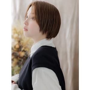 マロンベージュ前髪なしショートマッシュ　フェザーショート