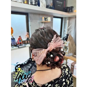 【ヘアセット】 ピンクリボンで華やかさを添えたパールアレンジ