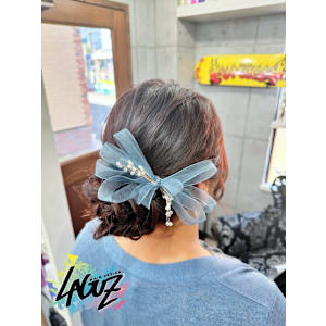 【ヘアセット】 くすみリボンで魅せる上品シニヨンアレンジ