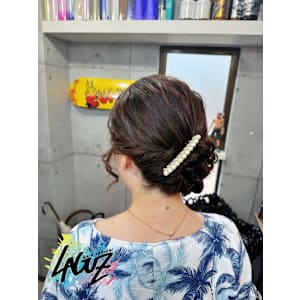 【ヘアセット】 パールアクセで華やかさを添えた上品シニヨン　