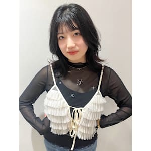 ミディアムレイヤー 暗髪グレージュ くびれ巻き 顔周りカット