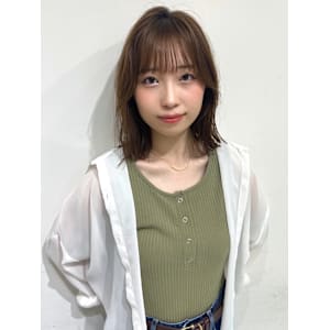 オリーブベージュ ミディアム 顔周りレイヤー 20代