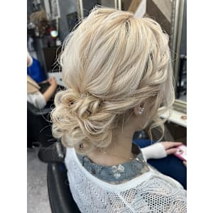 ハイトーンに映える柔らか質感のまとめシニヨン