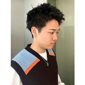 スパイキーショート フェードカット アップバング 20代