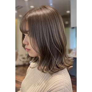 ミディアムボブ/ハイライトカラー