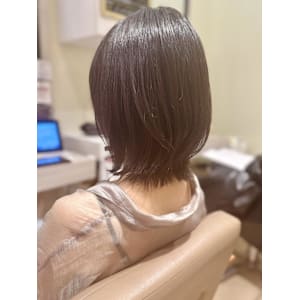 大人女子に人気のツヤ髪ショートスタイル