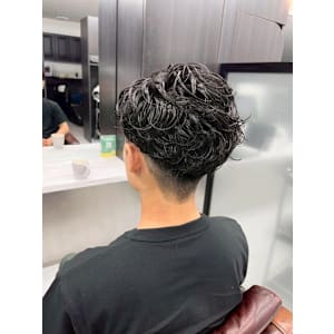 刈り上げ　無造作パーマ　黒髪　