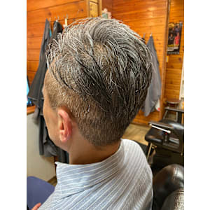 グレーヘアのツーブロックスタイル