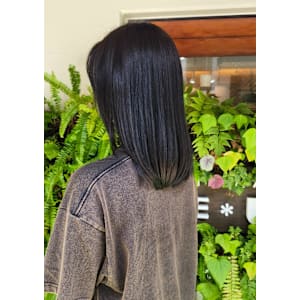 モノトーン艶カラーで叶う、赤みオフの大人髪