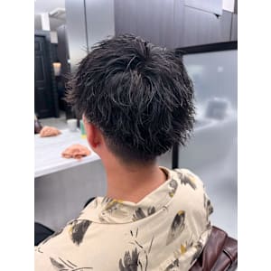 刈り上げ　短髪　ピンパーマ　黒髪　パーマ