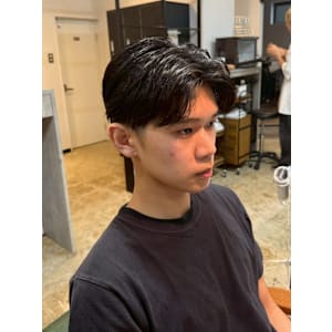 ツーブロック　刈り上げ　ショートセンターパート