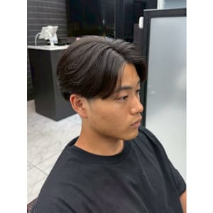 毛流れセンターパート　ツーブロック　刈り上げ　ナチュラル