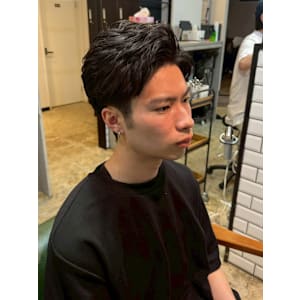 フェザーショート　束感　アップバング　ツーブロック　刈り上げ