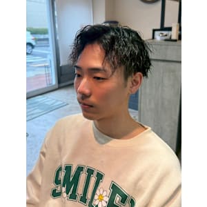 ツイストスパイラルパーマ　縦落ちツイスパ　センターパート