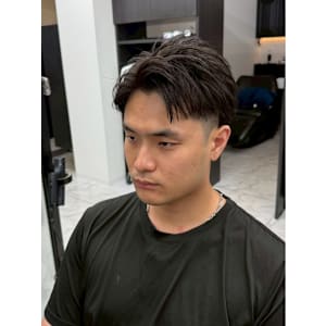 ツーブロック　刈り上げ　アップバング