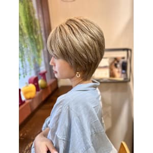 縦長スリムシルエットの大人ショートレイヤー - hair lounge TRiP【ヘアーラウンジトリップ】掲載中