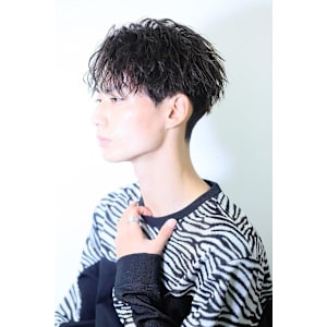 ツイスパ　センターパート　スパイラル　刈り上げ