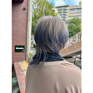 ホワイトベージュウルフにアクセントブルー