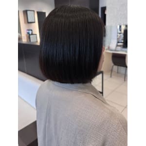 ツヤ感あふれるナチュラルボブ