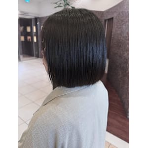 ツヤ感あふれるナチュラルボブ